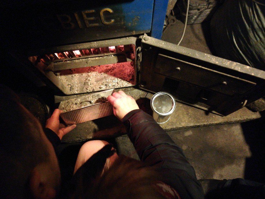 Strażnicy miejscy mogą sprawdzić, czym mieszkańcy palą w piecach. W tym celu pobiera się m.in. pr&oacute;bkę popiołu, fot. Straż Miejska w Gdyni