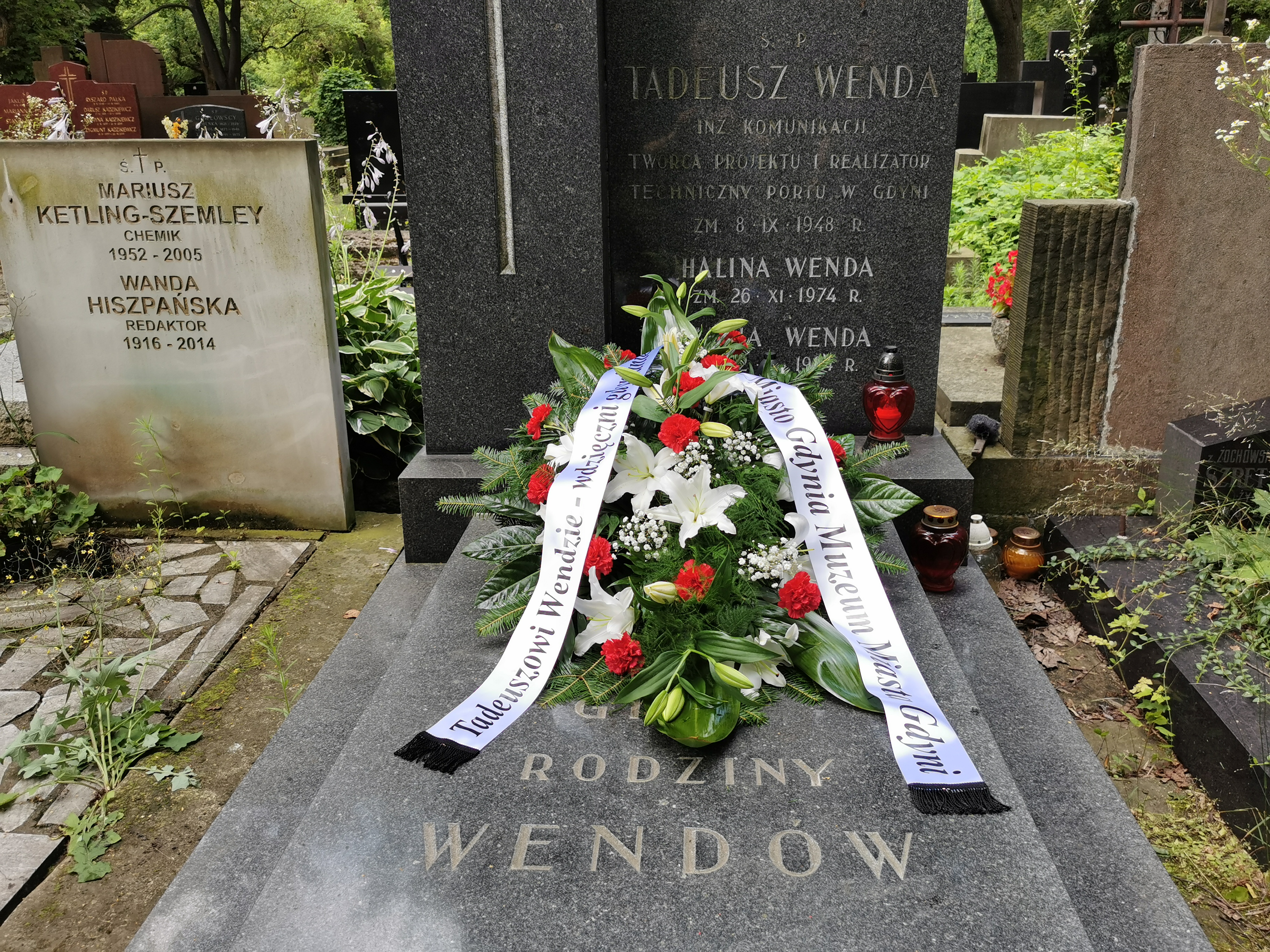 Zdjęcie grobu Tadeusza Wendy na cmentarzu Powązkowskim w Warszawie. Na grobie położony jest wieniec z napisem "Tadeuszowi Wendzie - wdzięczni gdynianie. Miasto Gdynia Muzeum Miasta Gdyni". // fot. Dawid Gajos, Muzeum Miasta Gdyni