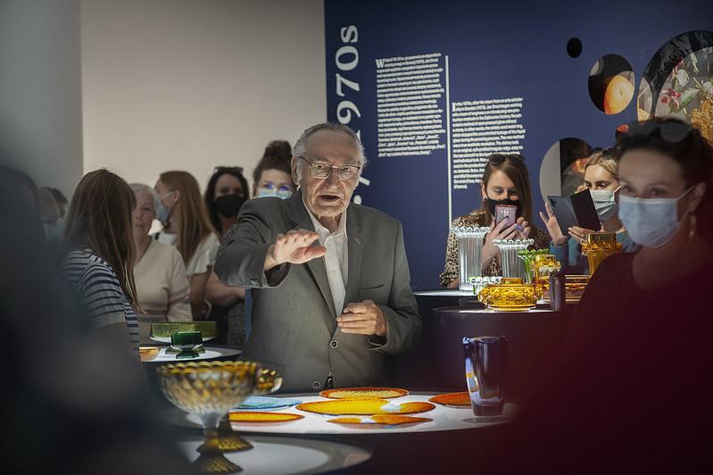 Uczestnicy oprowadzania kuratorskiego po wystawie &bdquo;Eryka i Jan Drostowie. Polskie Projekty Polscy Projektanci&rdquo; // fot. MMG