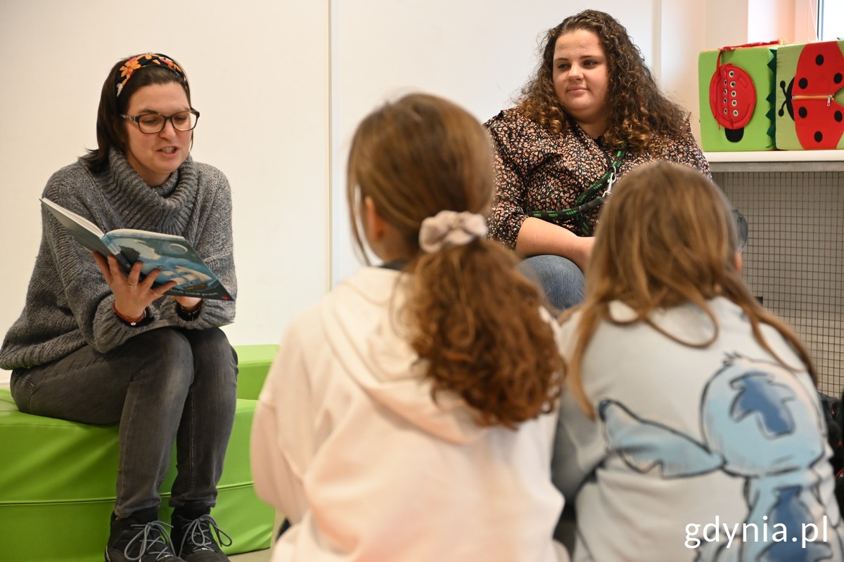 Pisarka Marta Ostrowska czyta dzieciom fragment książki &bdquo;Jak Florek został piratem&rdquo;