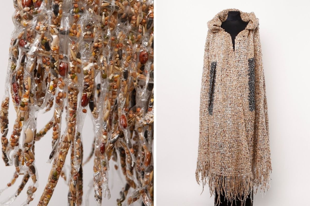 Kolaż przedstawiający pelerynę z kolekcji pt. Jutro / Tkaniny. Jasnobeżowa peleryna z kapturem uszyta została z hydrofolii, kt&oacute;ra wypełniona jest nasionami nasion. 