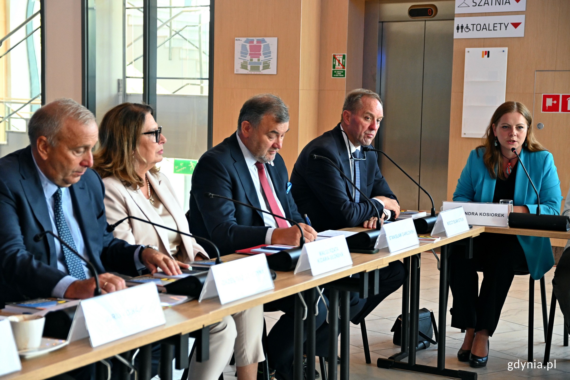 Od prawej: prezydent Gdyni Aleksandra Kosiorek, Mieczysław Struk - marszałek wojew&oacute;dztwa pomorskiego, Stanisław Gawłowski &ndash; przewodniczący Komisji Klimatu i Środowiska, marszałek Senatu Małgorzata Kidawa-Błońska i Grzegorz Schetyna &ndash; przewodniczący Komisji Spraw Zagranicznych podczas wyjazdowego posiedzenia połączonych komisji senackich w Gdyni (fot. Magdalena Czernek)