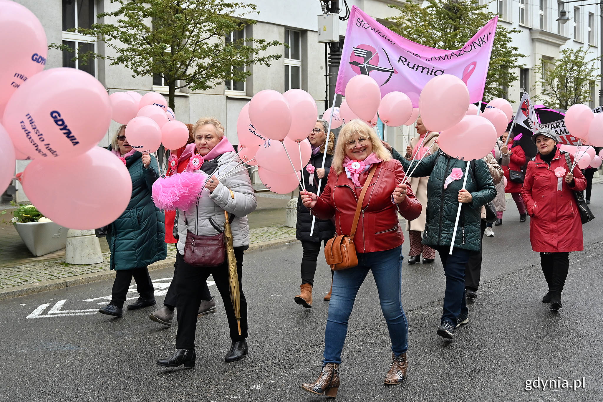 Marsz r&oacute;zowej wstązki