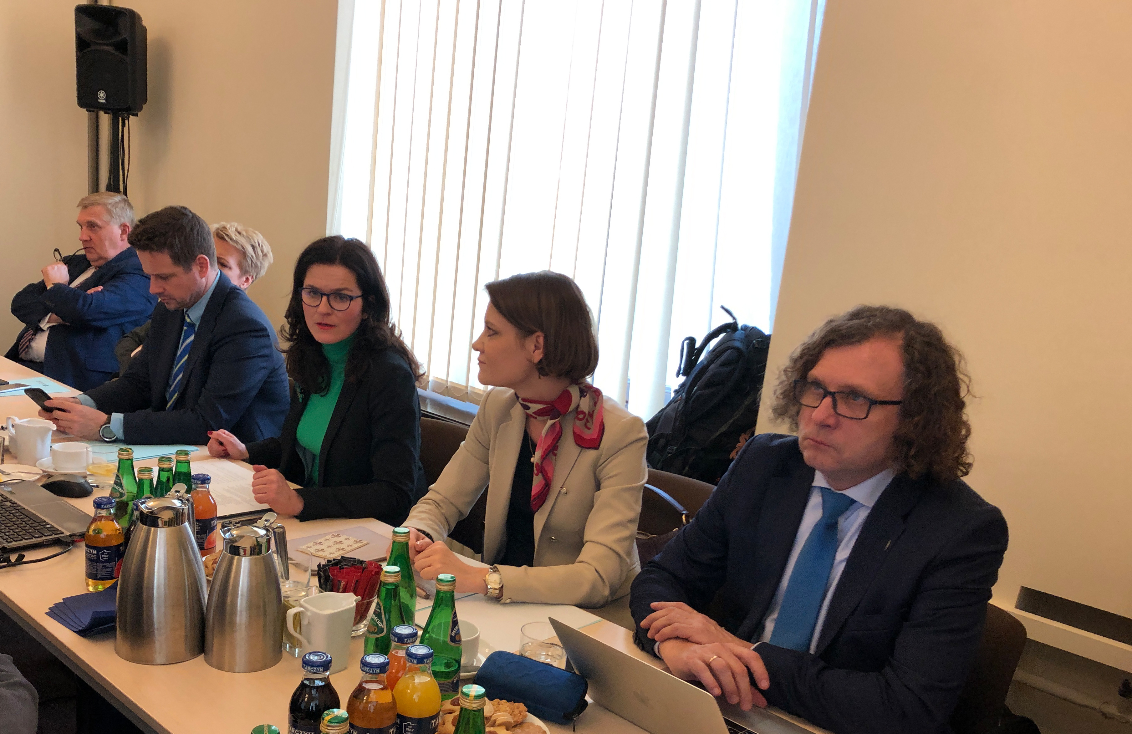 Na zdjęciu od prawej prezydent Sopotu Jacek Karnowski, wiceprezydent Gdyni Katarzyna Gruszecka-Spychała, p.o. prezydenta Gdańska Aleksandra Dulkiewicz, prezydent Warszawy Rafał Trzaskowski, prezydent Łodzi Hanna Zdanowska oraz prezydent Białegostoku Tadeusz Truskolaski fot. // mat. prasowe