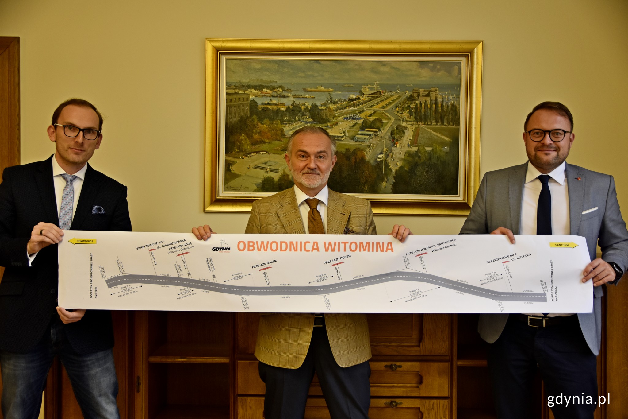 Obwodnica Witomina czeka na projektant&oacute;w. Na zdjęciu od lewej: Jakub Ubych, pełnomocnik prezydenta Gdyni ds. dzielnic, Wojciech Szczurek, prezydent Gdyni, Marek Łucyk, wiceprezydent Gdyni ds. rozwoju // fot. Paweł Kukla