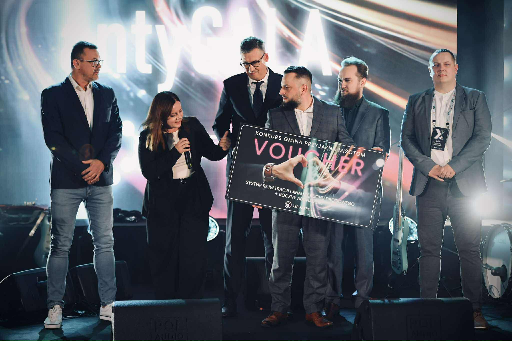 Prezydent Gdyni Aleksandra Kosiorek i Łukasz Hamerski &ndash; właścicielem firmy Maxnet (trzeci od lewej) wraz z innymi reprezentantami firmy oraz przedstawicielami organizator&oacute;w konkursu podczas uroczystości rozdania nagr&oacute;d w plebiscycie &bdquo;Gmina przyjazna MiŚOT-om&rdquo; (fot. Radosław Wojnar)