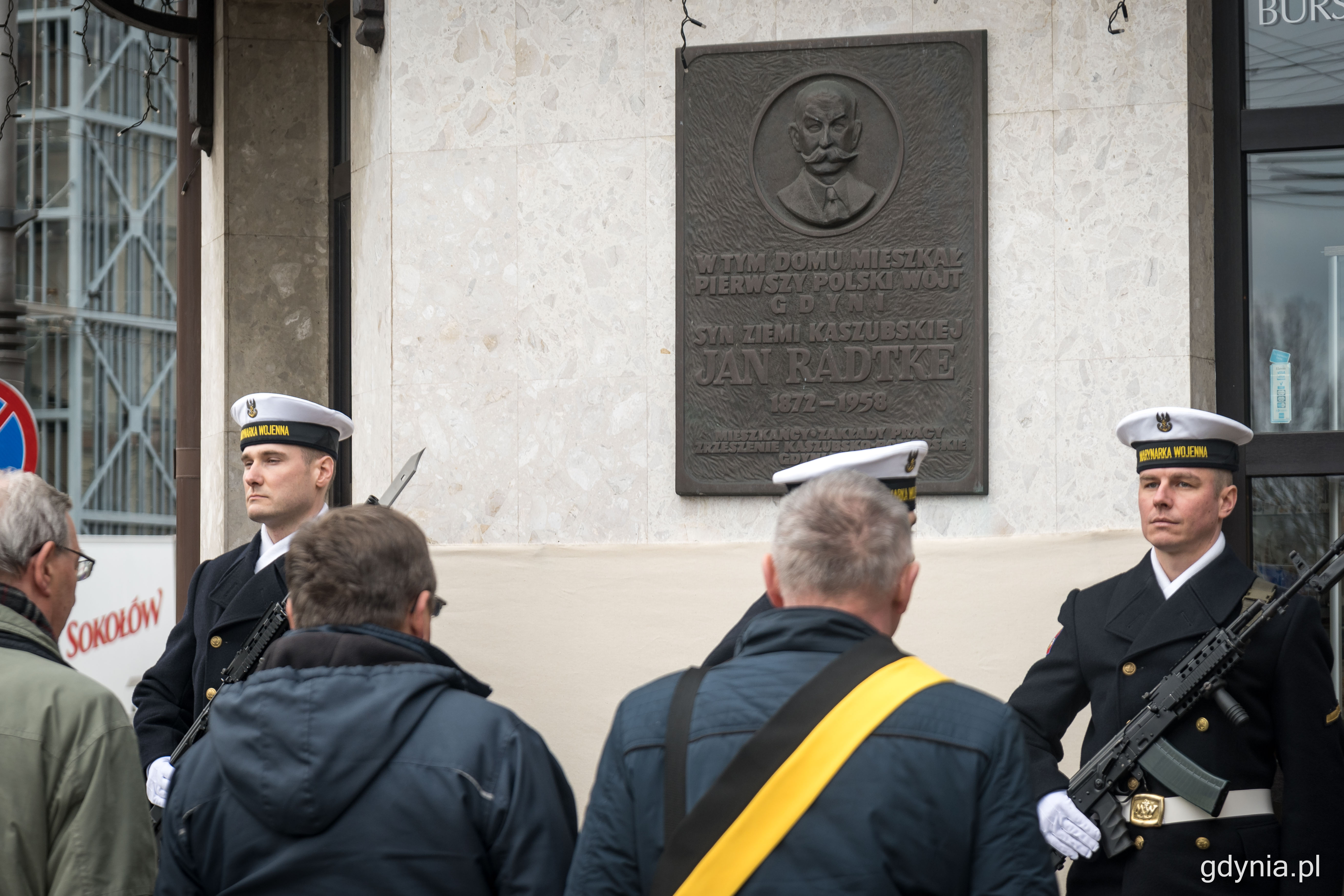 Posterunek honorowy przy tablicy pamiątkowej na fasadzie domu Jana Radtkego - pierwszego w&oacute;jta Gdyni // fot. Kamil Złoch