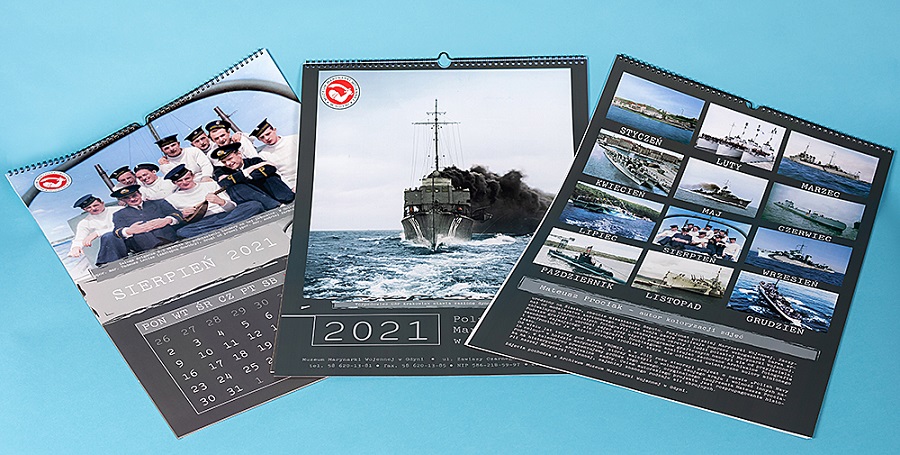 Kalendarz ścienny Muzeum Marynarki Wojennej z archiwalnymi, koloryzowanymi zdjęciami ze zbior&oacute;w muzeum. 