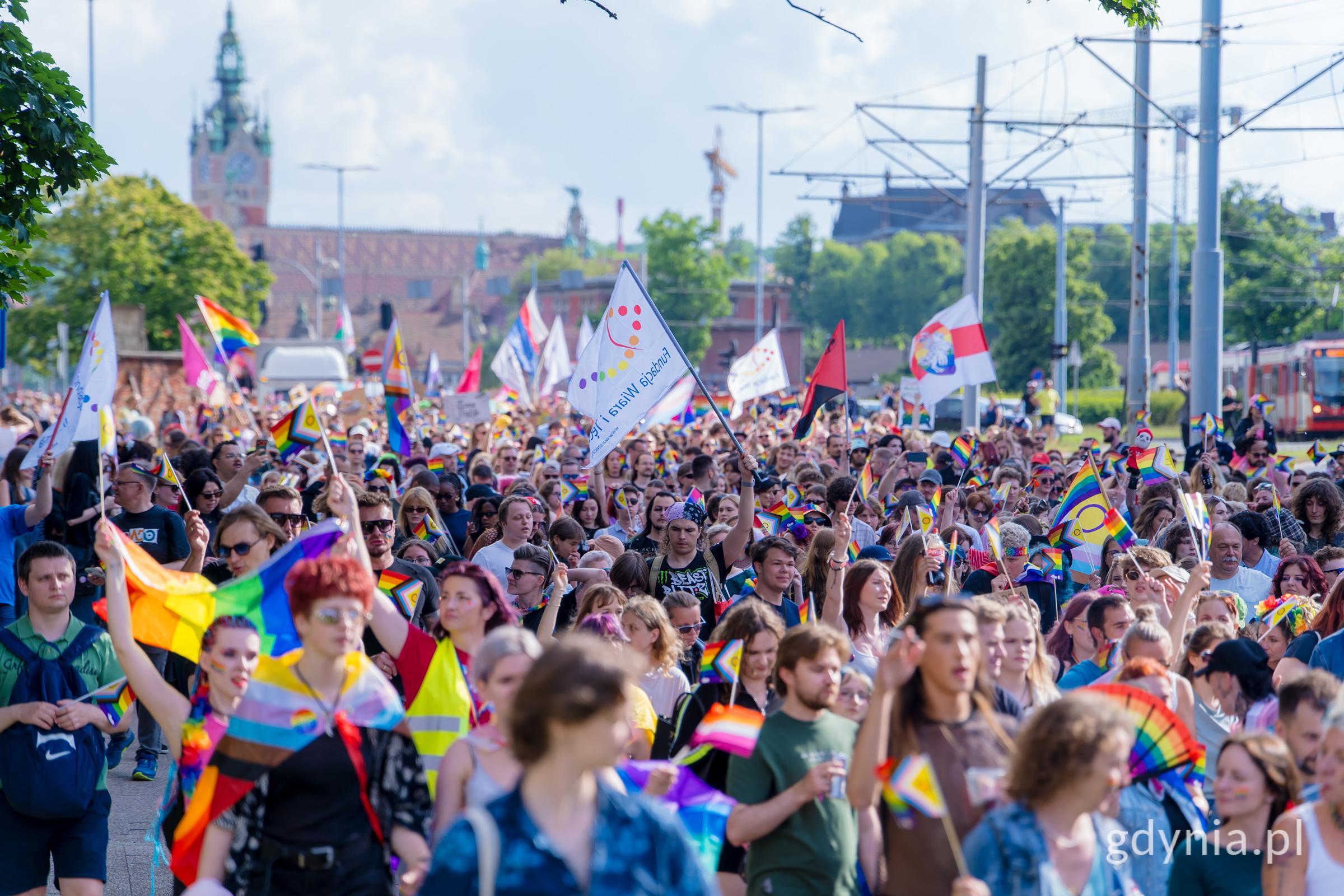 Uczestnicy 11. Tr&oacute;jmiejskiego Marszu R&oacute;wności idący ulicą (fot. Paweł Budziński)