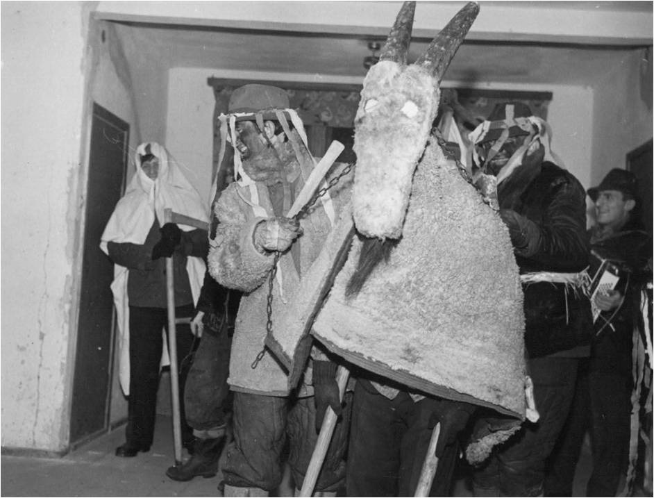 Przebierańcy noworoczni - Kozioł z przewodnikiem, Przetoczyno, pow. Wekjherowo, 1968, fot. Z. Kosycarz