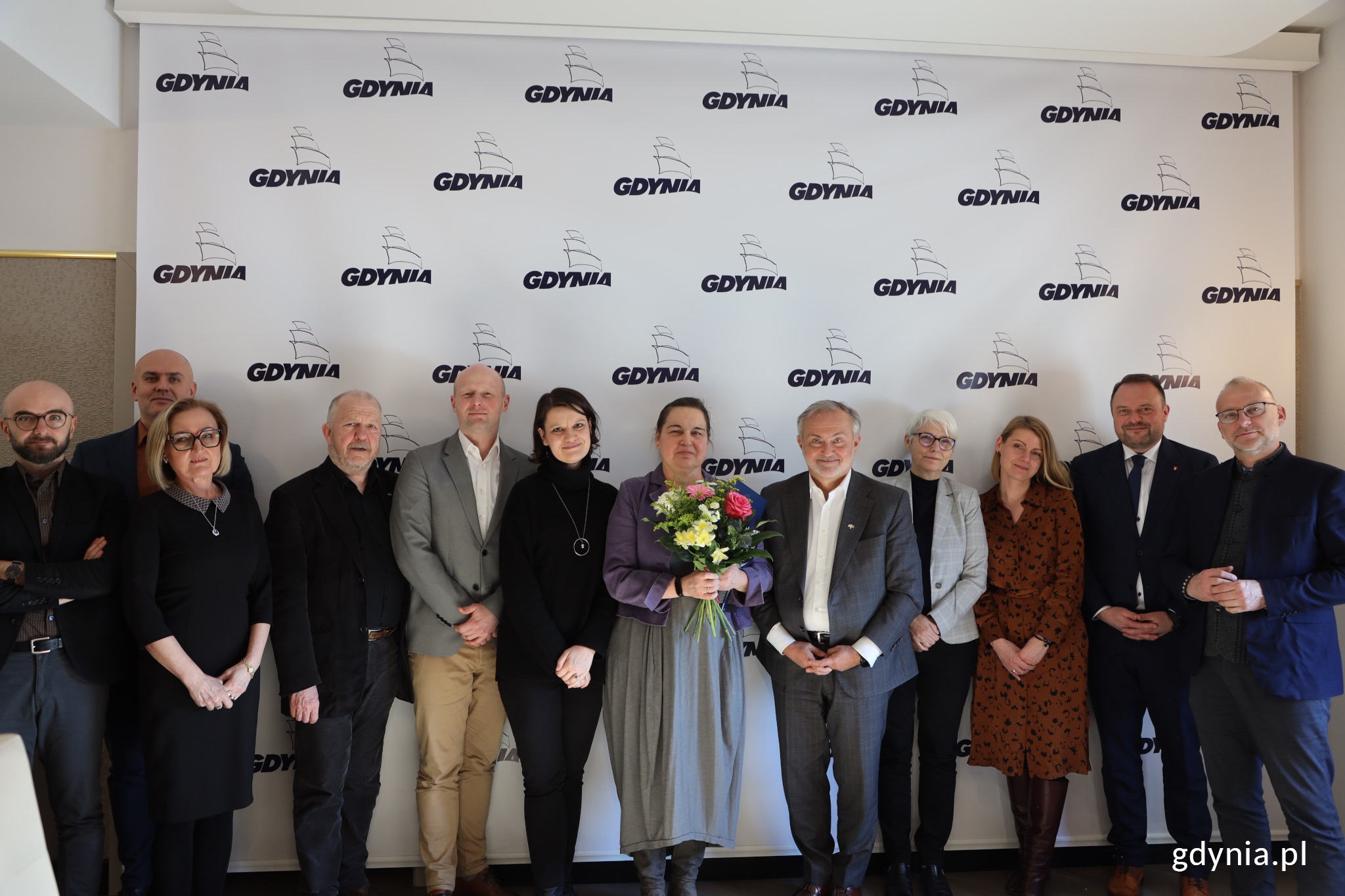 Violetta Obuchowicz-Klose  (z kwiatami) wraz z prezydentem Wojciechem Szczurkiem i członkami prezydenckiego kolegium / fot. D. Kowalski