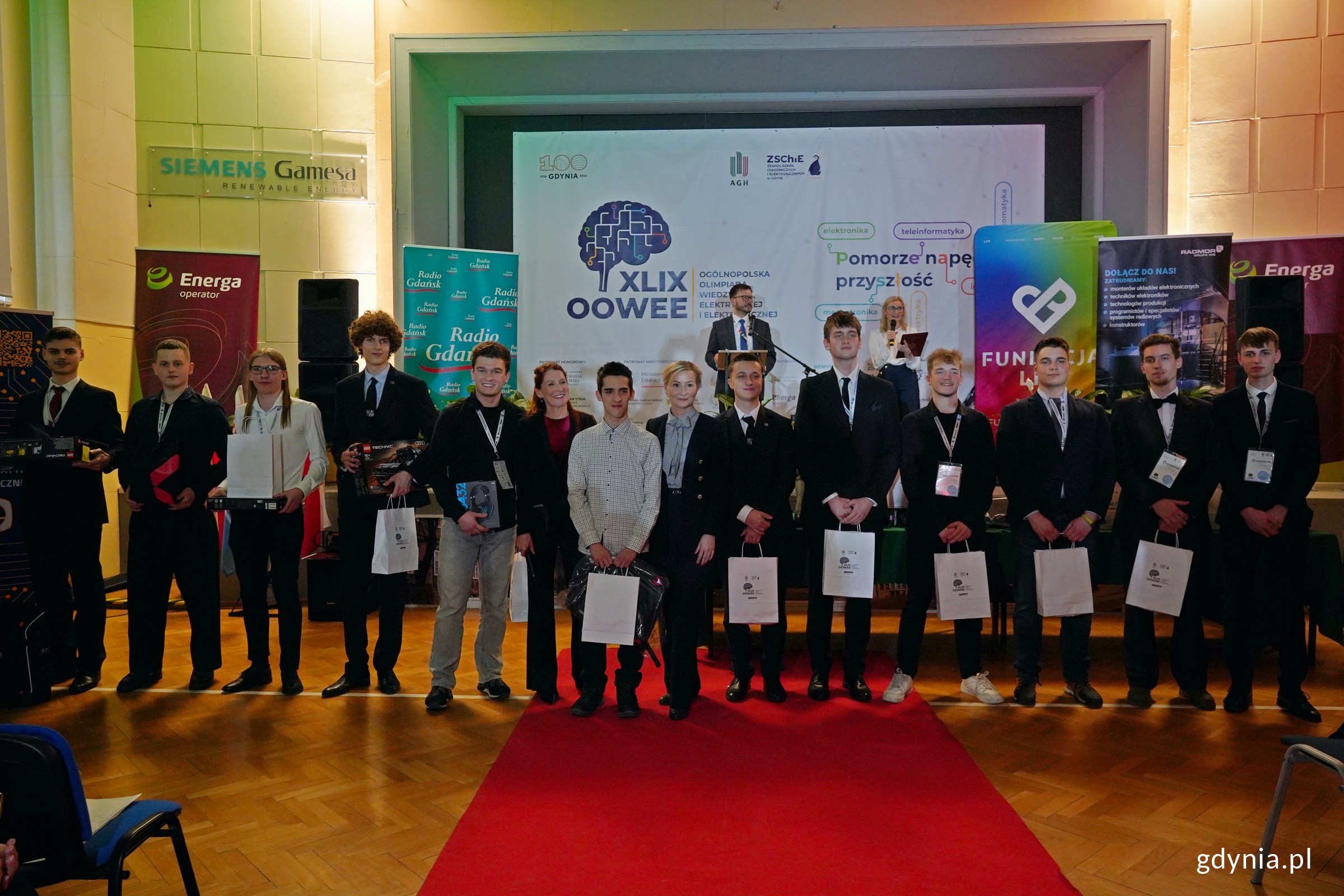 Finaliści oraz laureaci Og&oacute;lnopolskiej Olimpiady Wiedzy Elektrycznej i Elektronicznej w kategorii &bdquo;Automatyka&rdquo; wraz z przedstawicielką Radmoru oraz dyrektor ZSChiE Dorotą Kotwicką (fot. Magdalena Czernek)