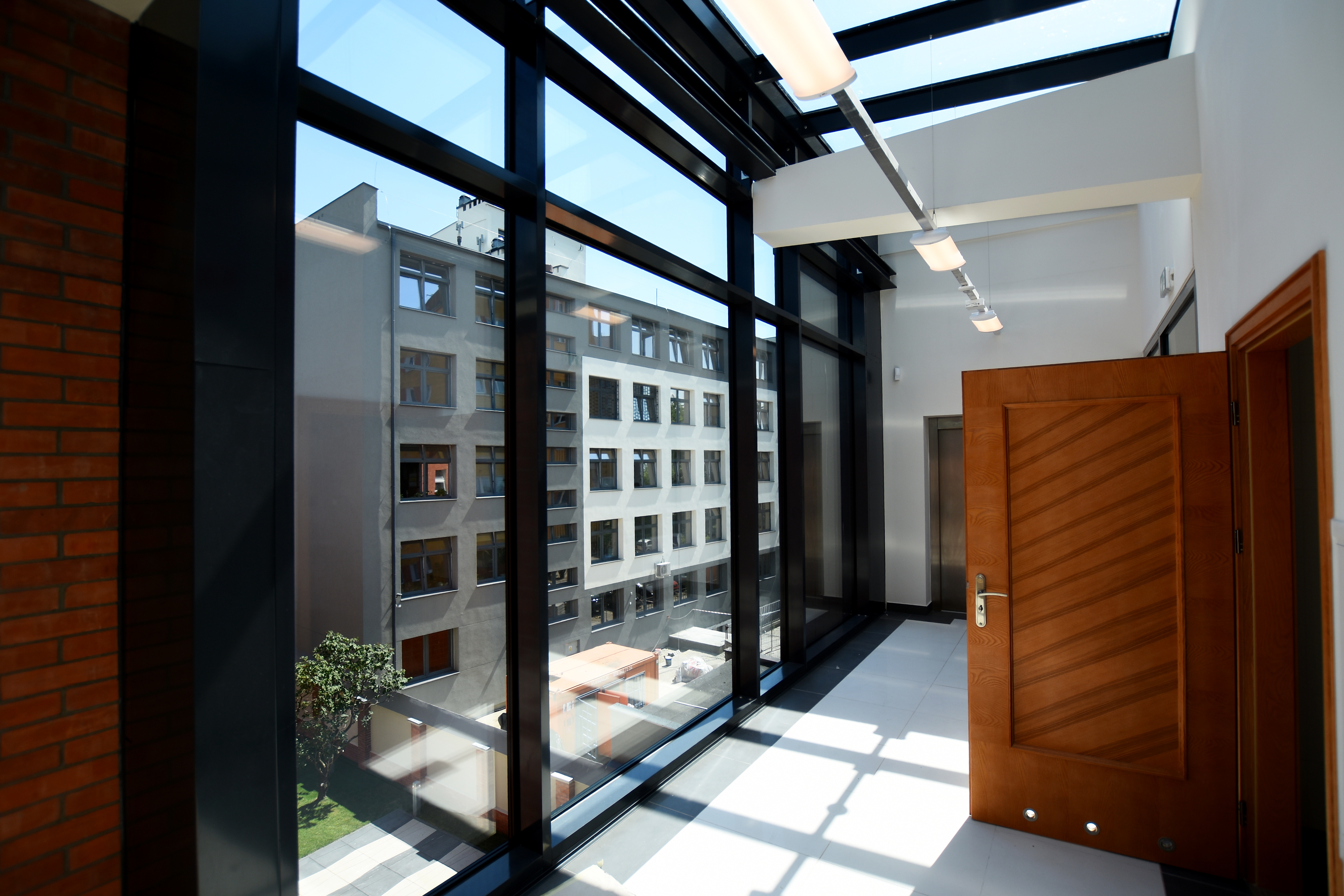 Widok na wewnętrzne patio z nowego skrzydła budynku, fot. Kamil Złoch