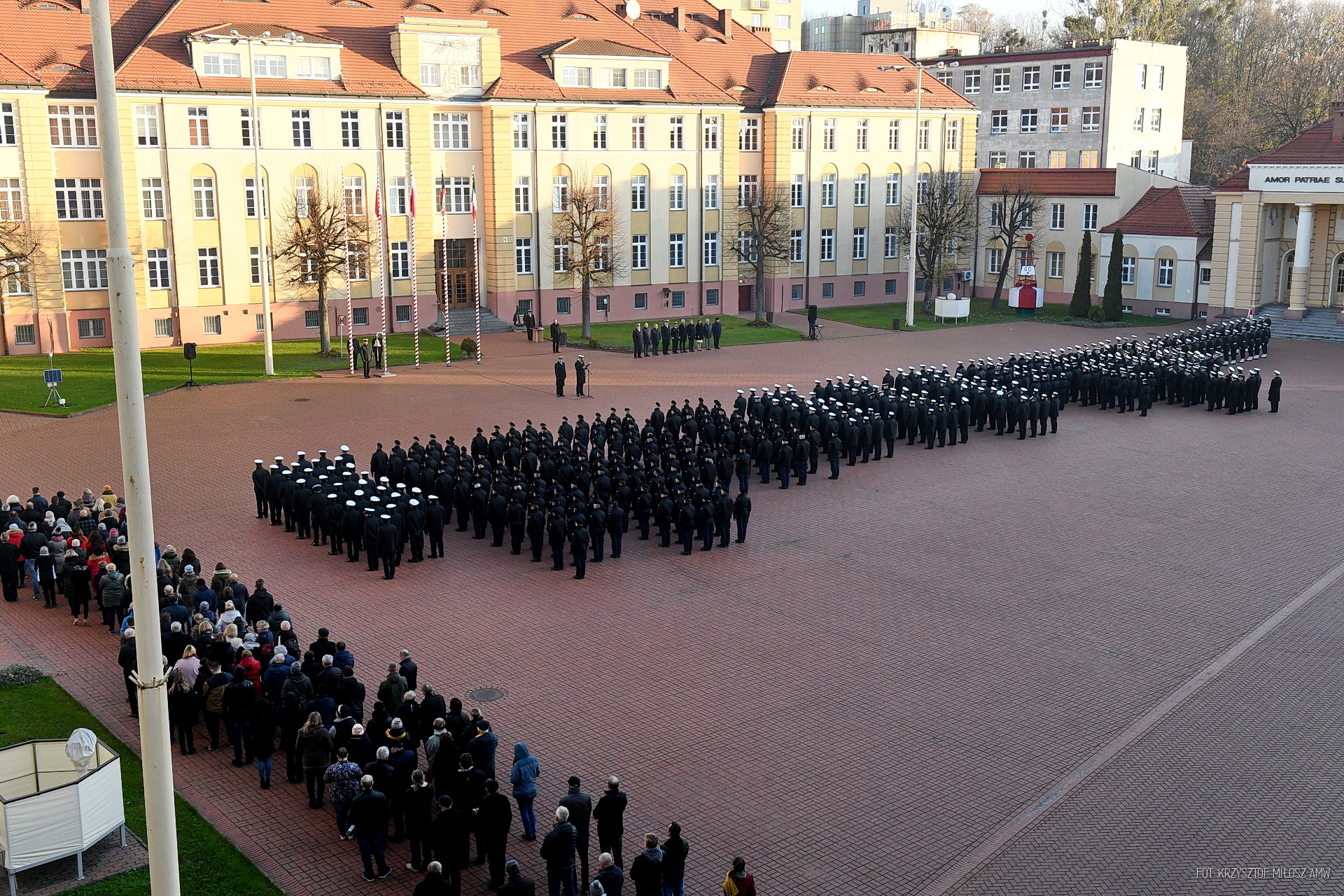 Uroczysty apel z okazji Narodowego Święta Niepodległości w Akademii Marynarki Wojennej w Gdyni. Fot. Krzysztof Miłosz / AMW