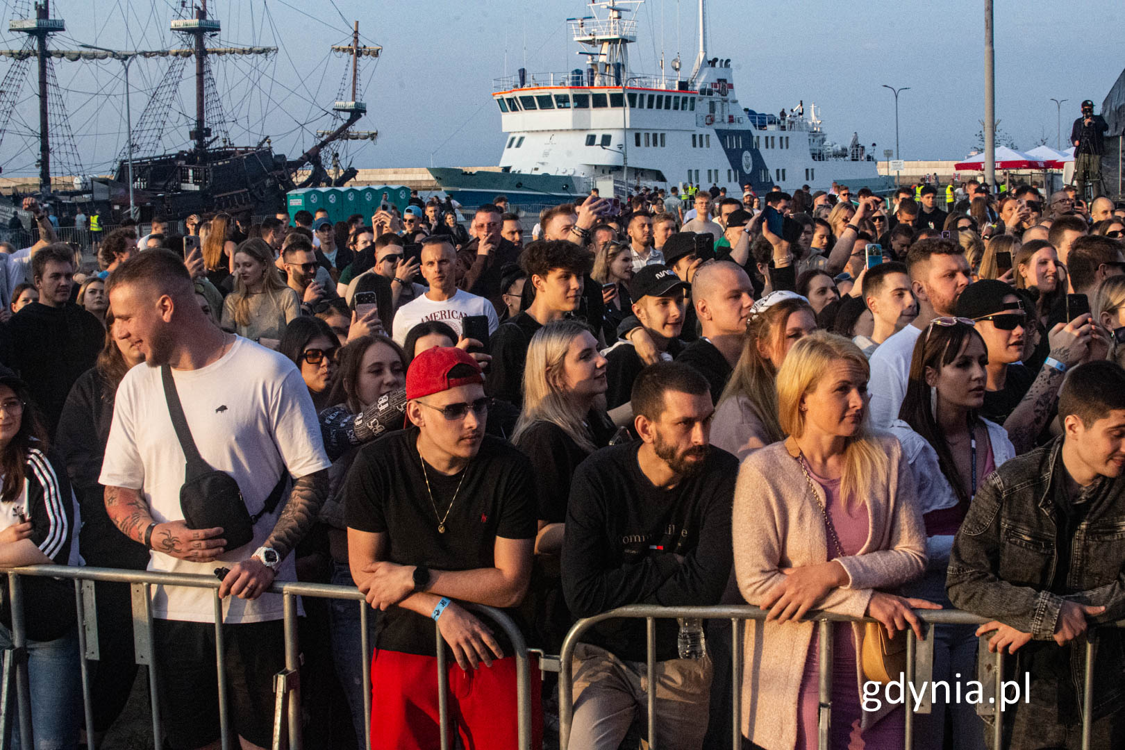 Uczestnicy Gdynia South Molo Festivalu podczas jednego z koncert&oacute;w (fot. Michał Sałata)