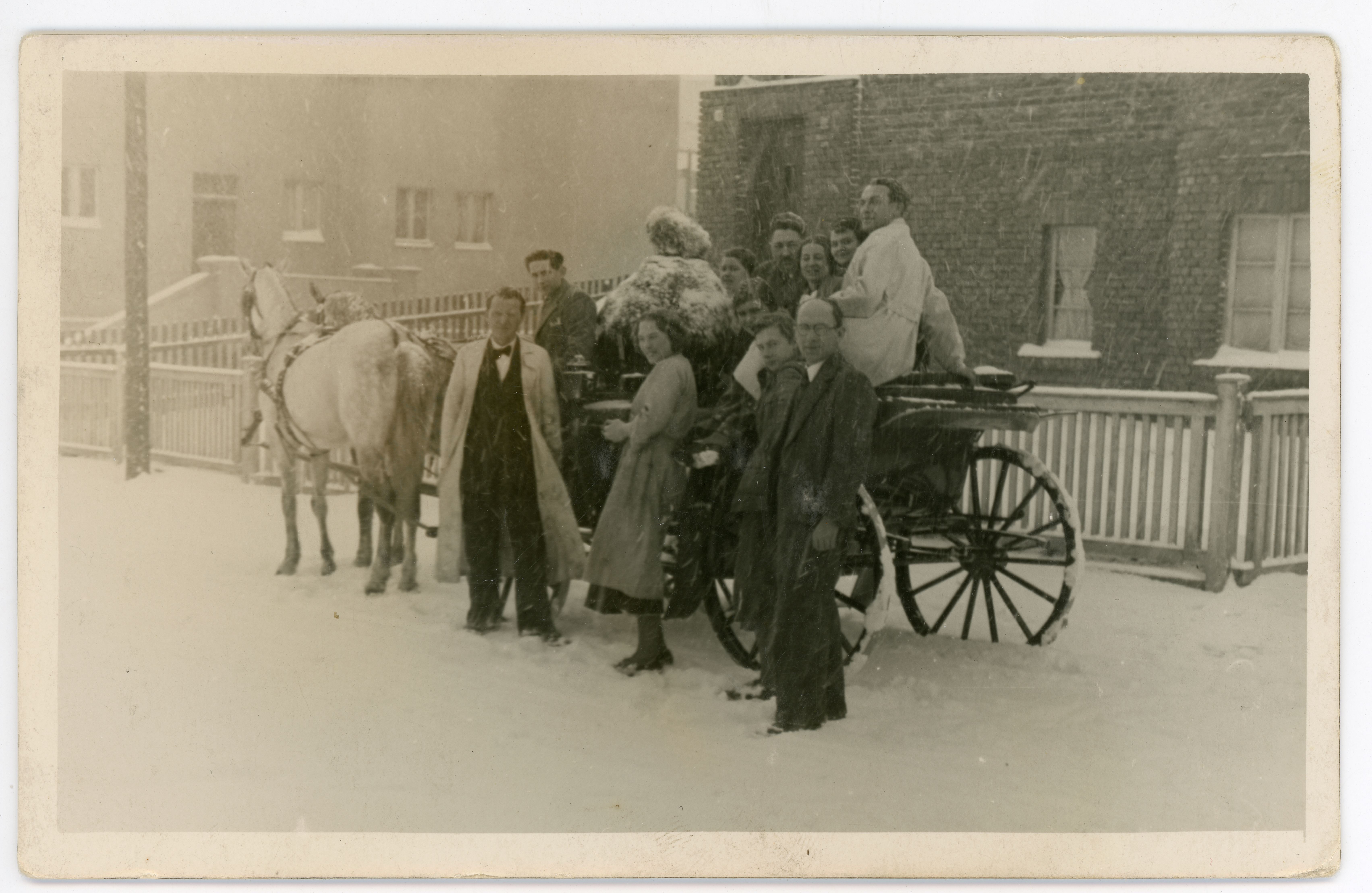 Uroczysty przejazd bryczką. Ze zbior&oacute;w Muzeum Miasta Gdyni.