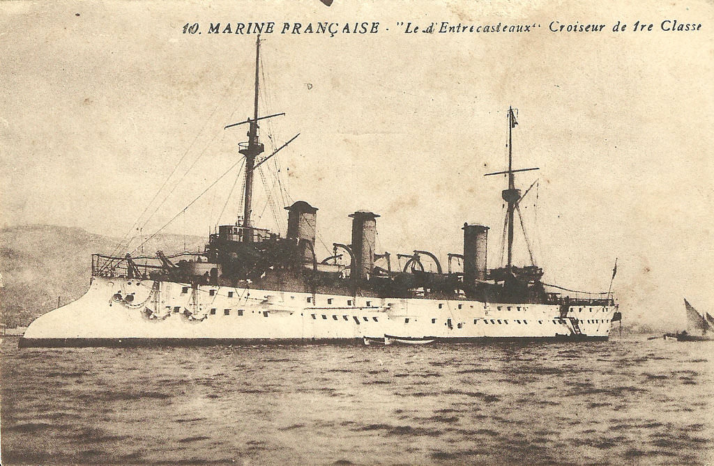 Krążownik d'Entrecasteaux podczas służby na Dalekim Wschodzie. Na burcie widoczne pomalowane na biało kotwice. Źr&oacute;dło: MMW