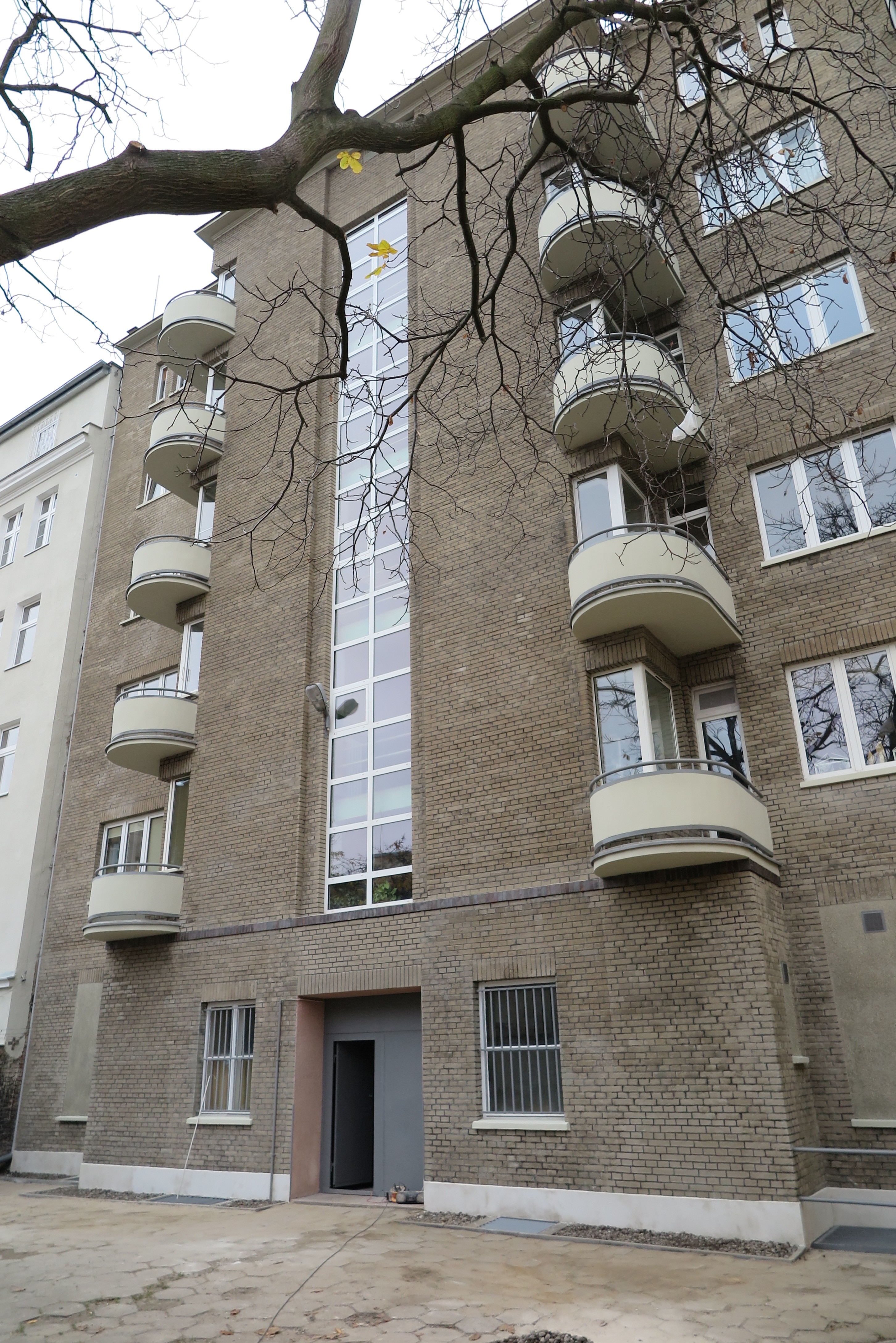 Elewacja tylna kamienicy przy ul. Starowiejskiej 52, jedynej kamienicy w Śr&oacute;dmieściu o takim wykończeniu elewacji po pracach konserwatorskich