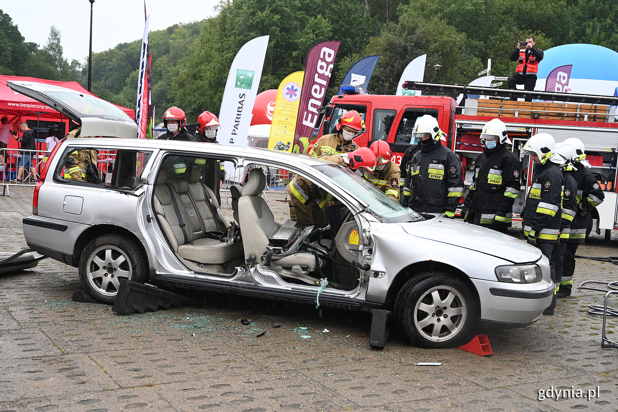 Symulacja, w czasie kt&oacute;rej Straż Pożarna ratuje z wraku samochodu ludzi, fot. Michał Puszczewicz