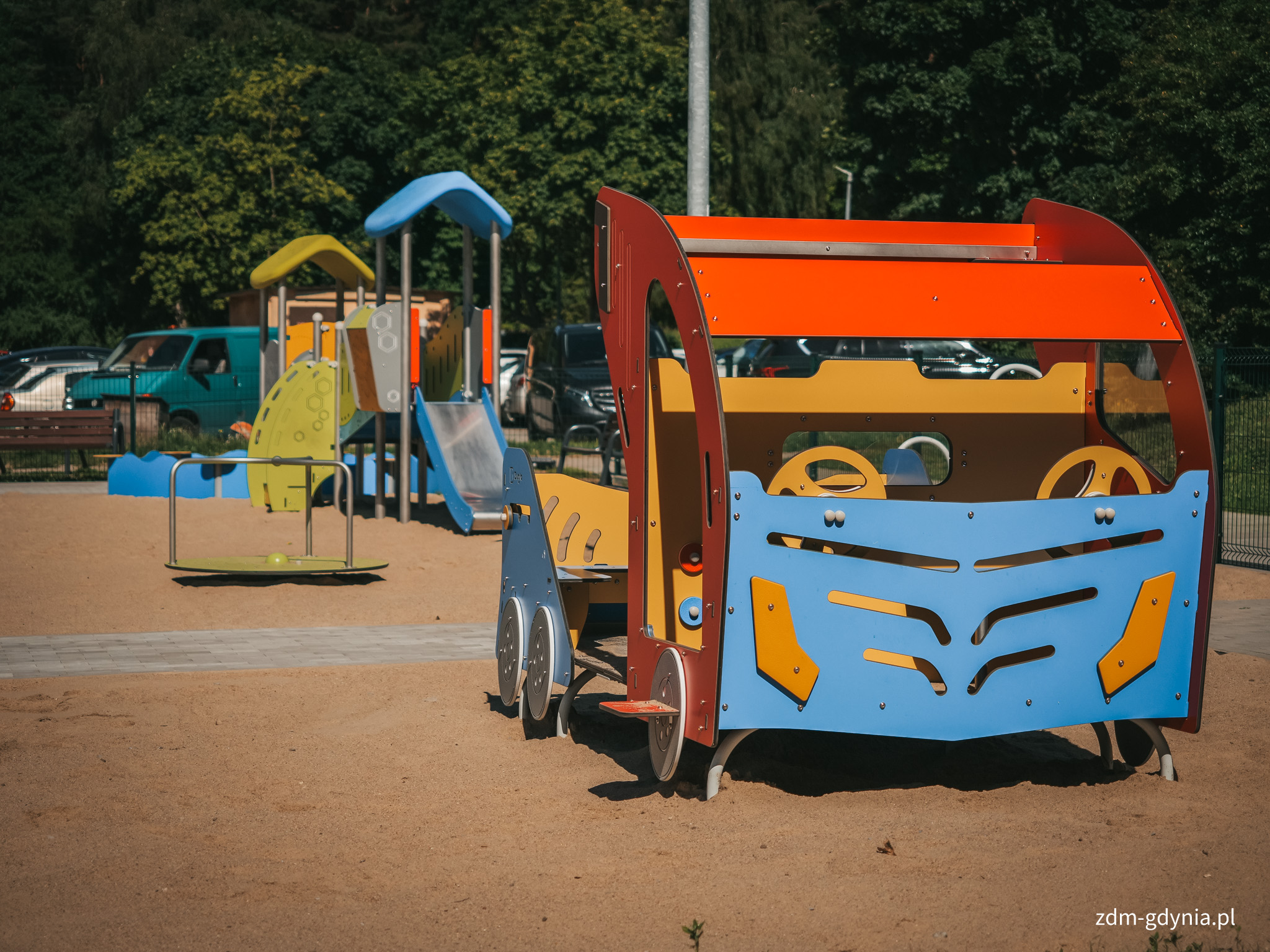 Urządzenie zabawowe w kształcie samochodu (fot. Marcin Mielewski, Zarząd Dr&oacute;g Miejskich)