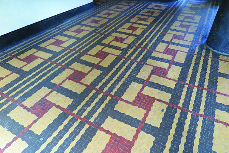 Posadzka w przejściu bramnym budynku przy ul. 3 Maja 27-31, jedna z najbardziej efektownych posadzek z gorsecik&oacute;w zachowana w Gdyni