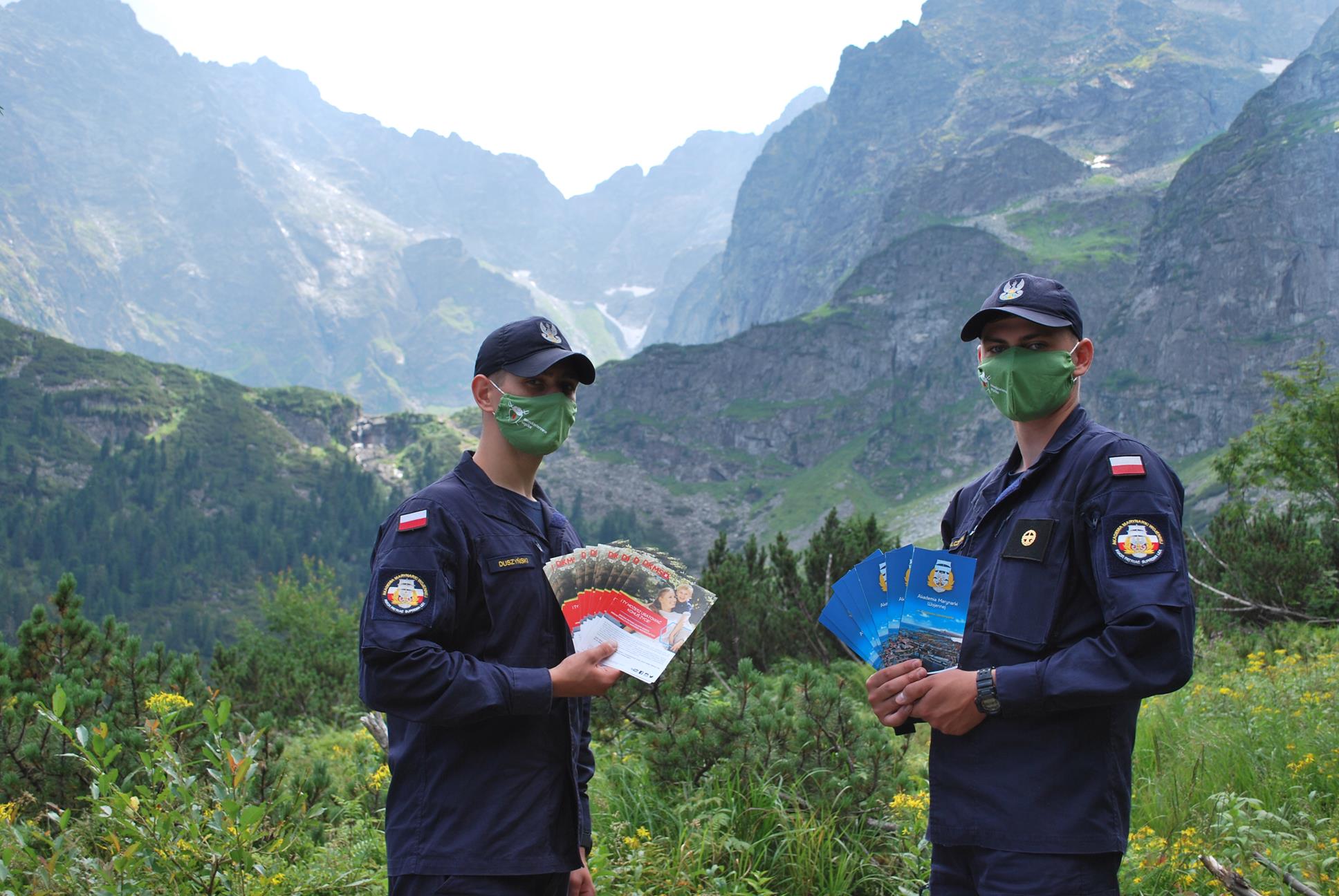 Studenci rozdawali ulotki informacyjne związane z możliwością zostania dawcą szpiku, a także broszury Akademii Marynarki Wojennej // fot. materiały AMW w Gdyni