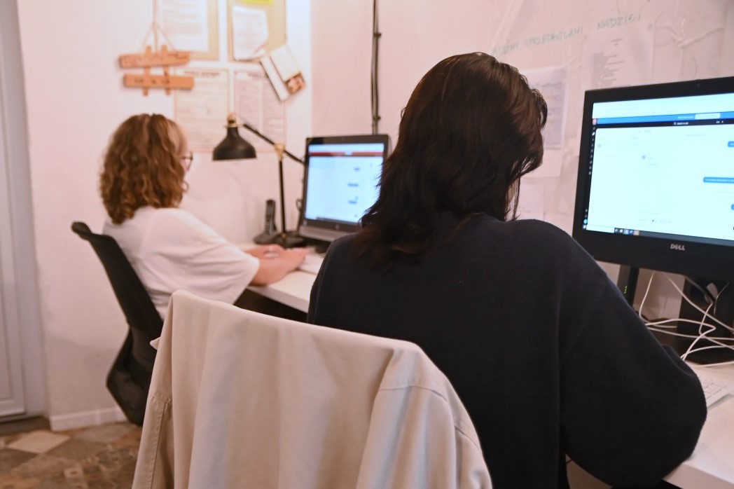 Dwie młode kobiety obsługujące linię zaufania coucb.pl