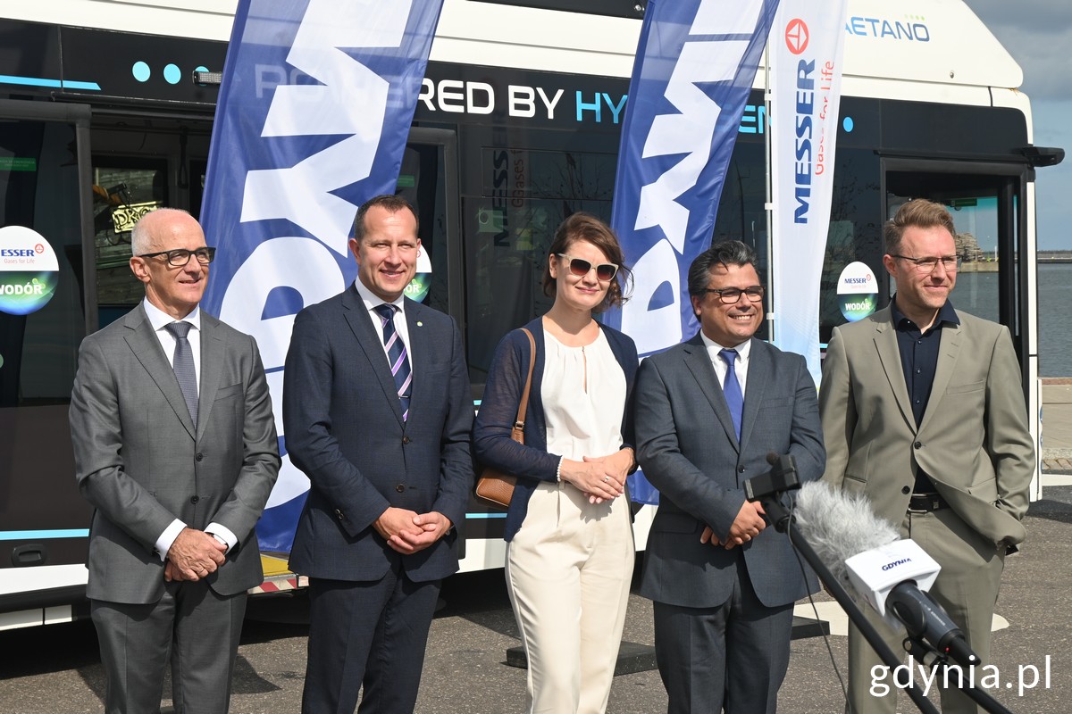 Konferencja prasowa w sprawie test&oacute;w wodorowego autobusu na ulicach Gdyni. W środku wiceprezydent Gdyni ds. gospodarki, Katarzyna Gruszecka-Spychała, fot. Magdalena Śliżewska