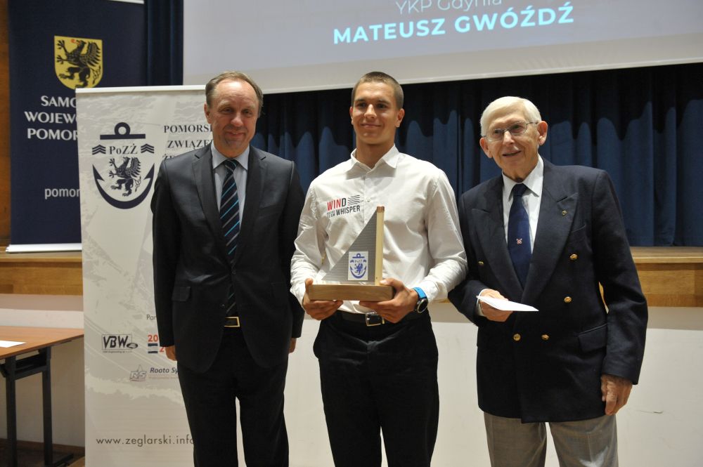 Mateusz Gw&oacute;źdź - Pomorski Żeglarz Roku 2023 podczas XV Pomorskiej Gali Żeglarskiej (w środku). Na zdjęciu z towarzystwie m.in. Mieczysława Struka - marszałka wojew&oacute;dztwa pomorskiego 