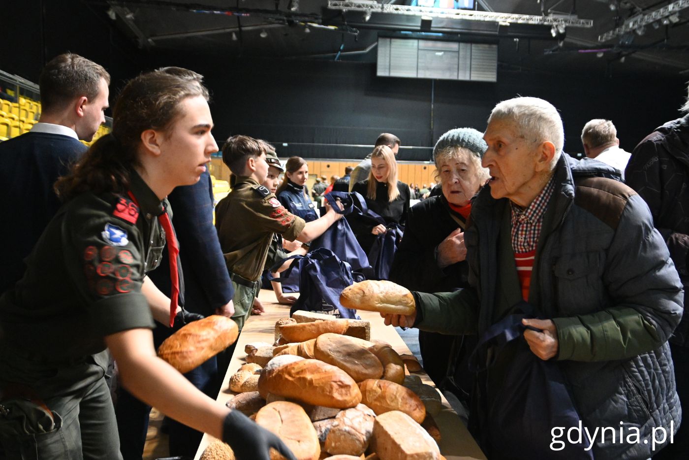 Paczki dla samotnych i potrzebujących (fot. Magdalena Starnawska)