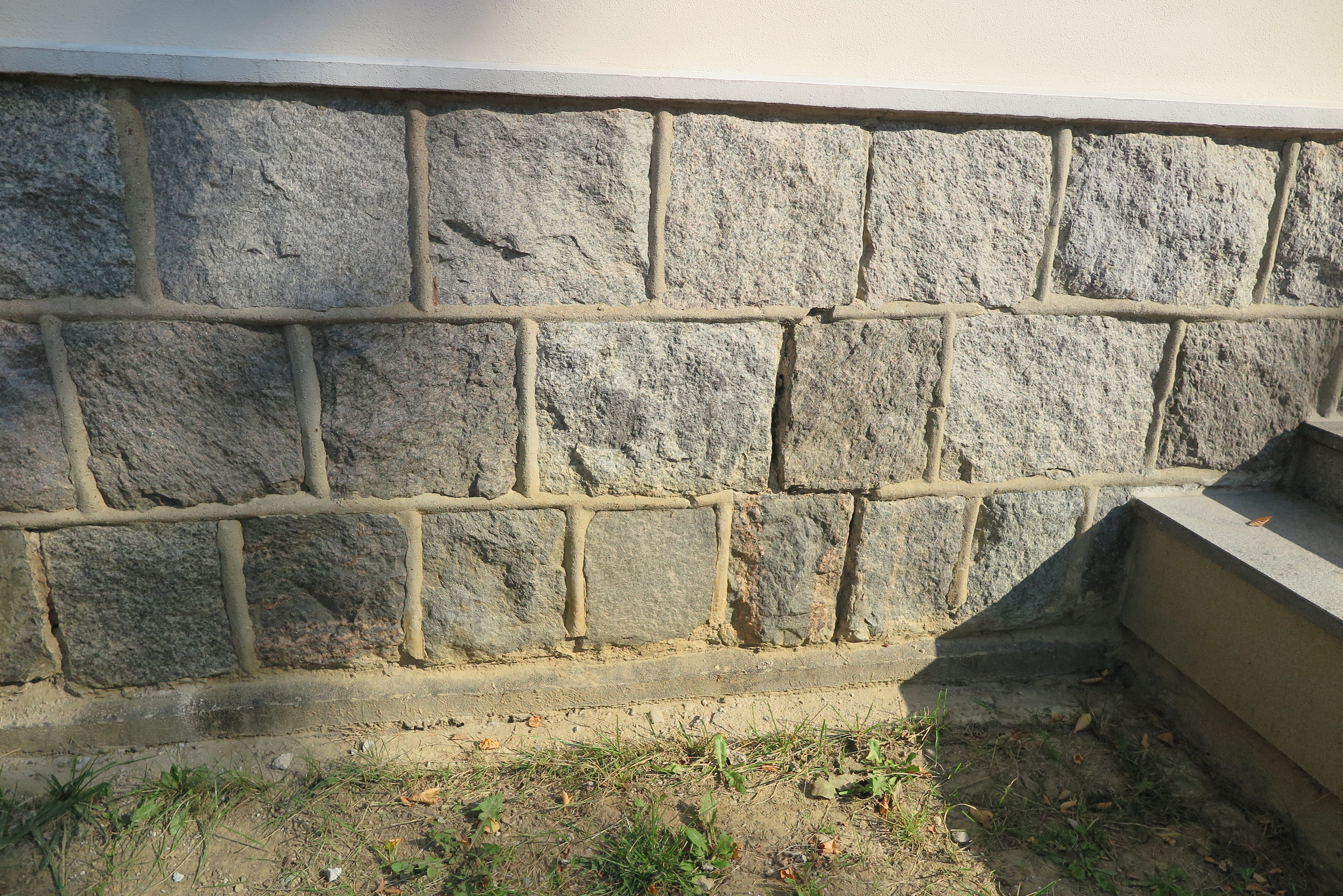  Willa &bdquo;Sokola&rdquo; z lat 20. XX w. na Kamiennej G&oacute;rze z cokołem z kamieni narzutowych ociosanych w prostopadłościenne bloki