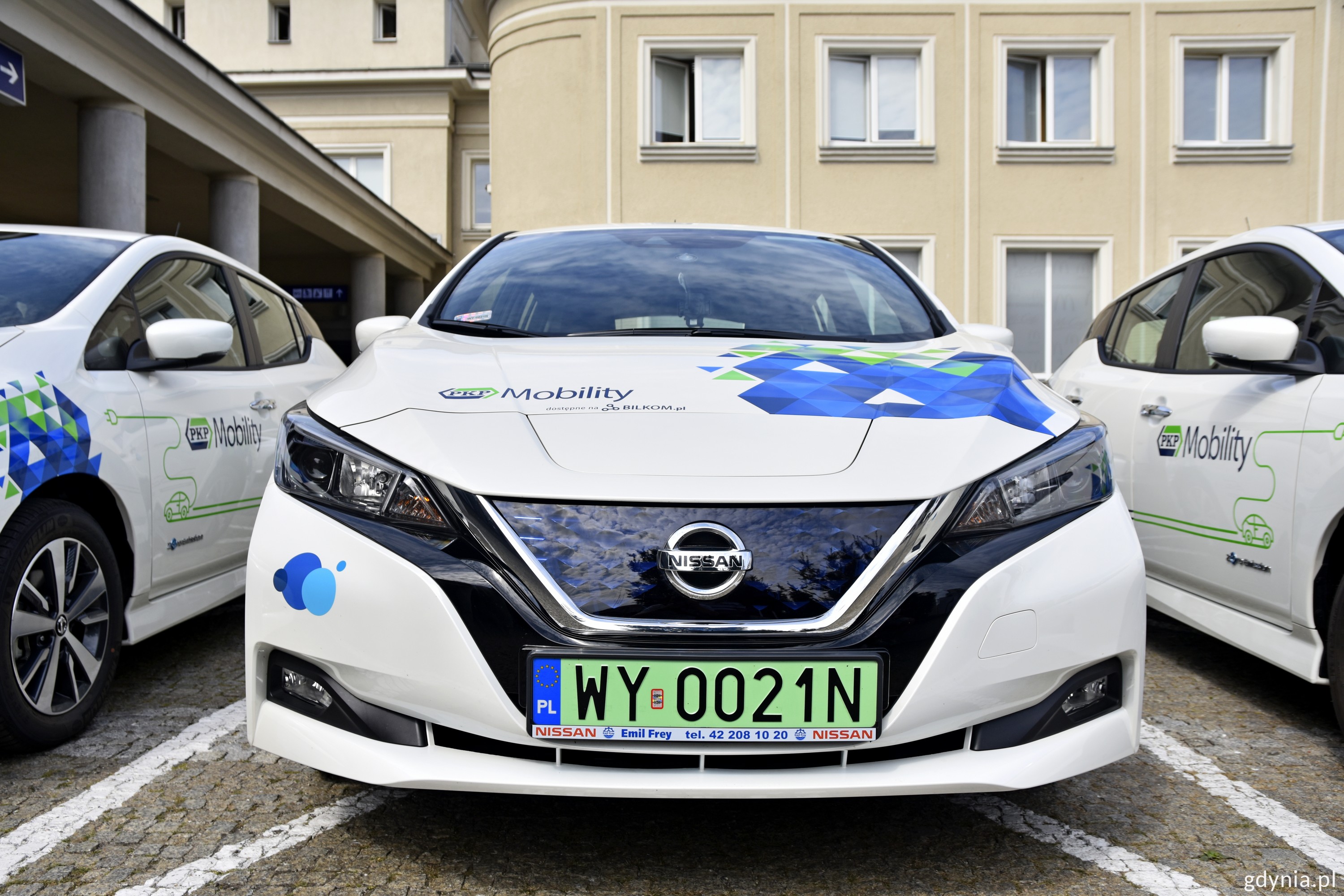Elektryczne samochody Nissan Leaf dostępne są do wypożyczenia przy dworcu Gdynia Gł&oacute;wna // fot. Paweł Kukla