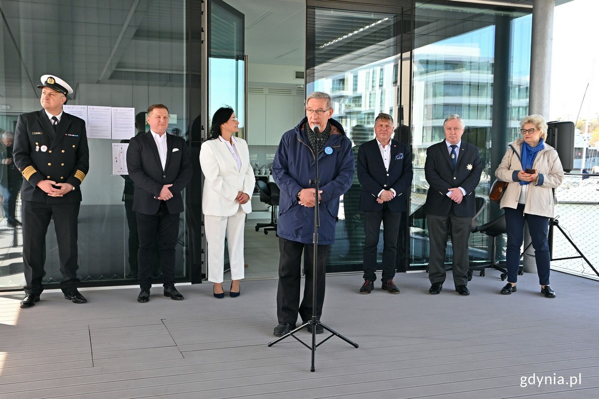 Zaproszeni goście wygłosili kr&oacute;tkie przem&oacute;wienia, w kt&oacute;rych życzyli żeglarzom pomyślnych wiatr&oacute;w. Na zdjęciu reprezentujący Radę Miasta Gdyni Zenon Roda (przy mikrofonie), fot. Magdalena Czernek