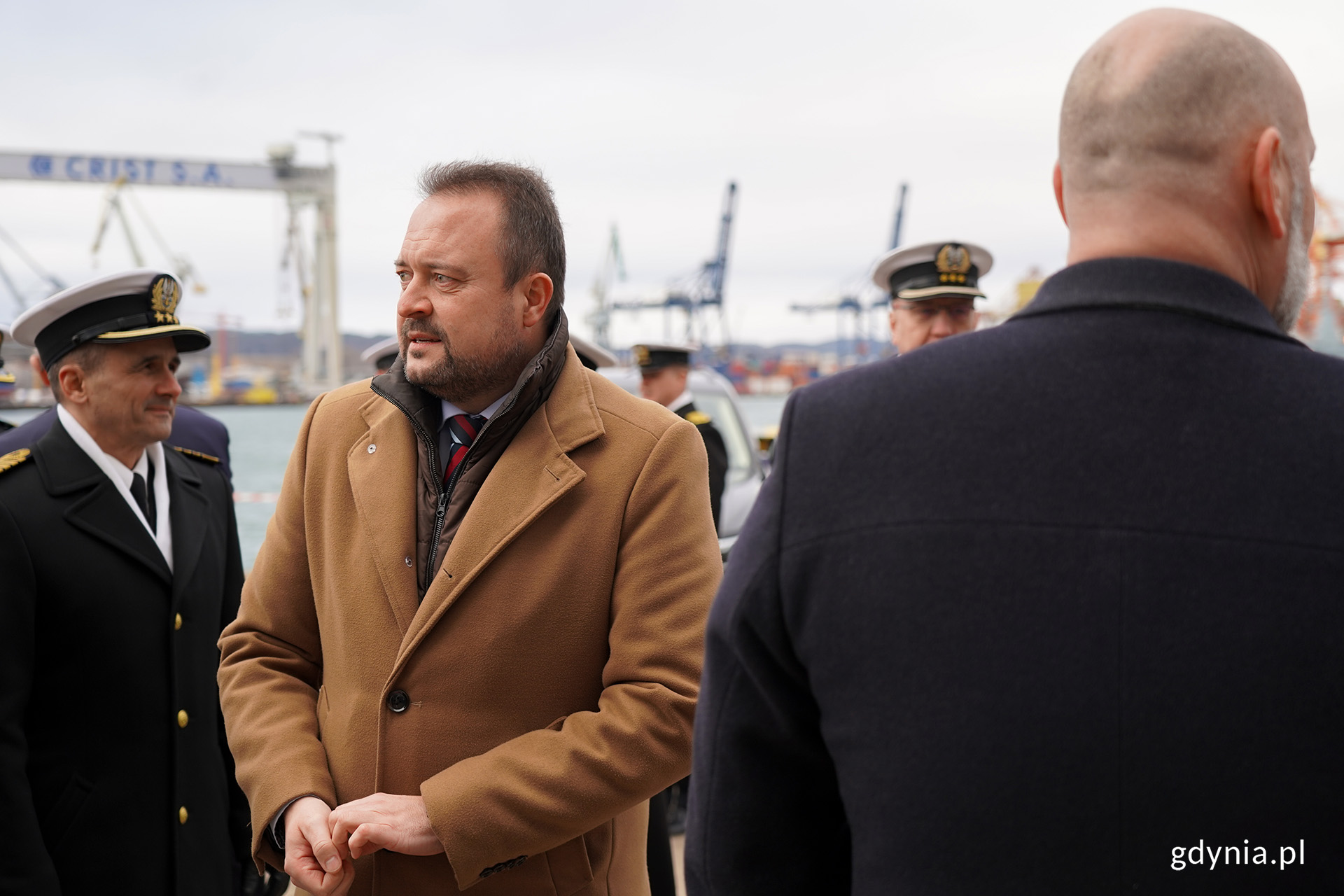 Mężczyźni w stoczni.