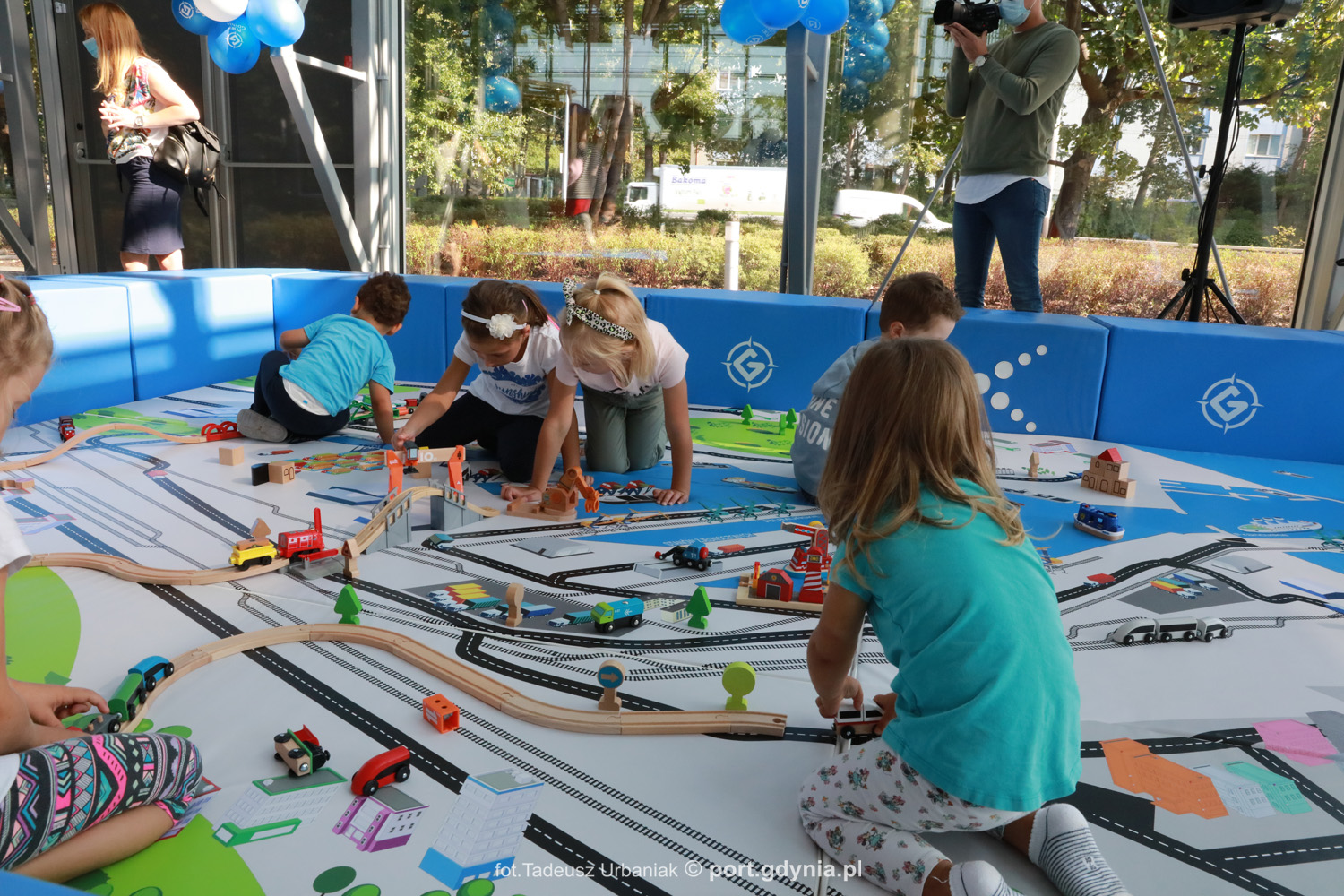 Dzieci bawiące się na specjalnej makiecie odwzorowującej gdyński port w Centrum Nauki EXPERYMENT, fot. Tadeusz Urbaniak