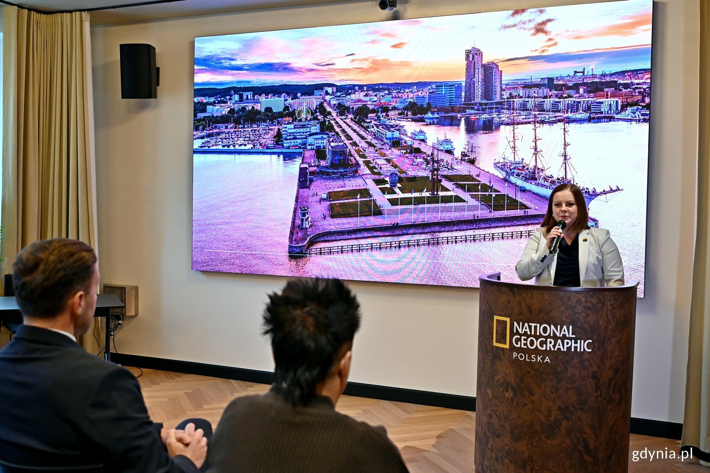 Prezydent Gdyni Aleksandra Kosiorek przemawiająca podczas konferencji ws. przyznania Tr&oacute;jmiastu tytułu Best of the World 2027 (fot. Magdalena Czernek)