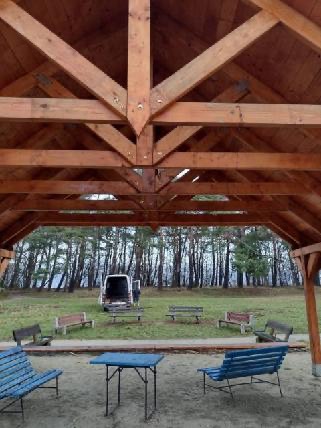 wiata plenerowa wraz z ławkami na polanie w Babich Dołach//fot. Rada Dzielnicy Babie Doły 