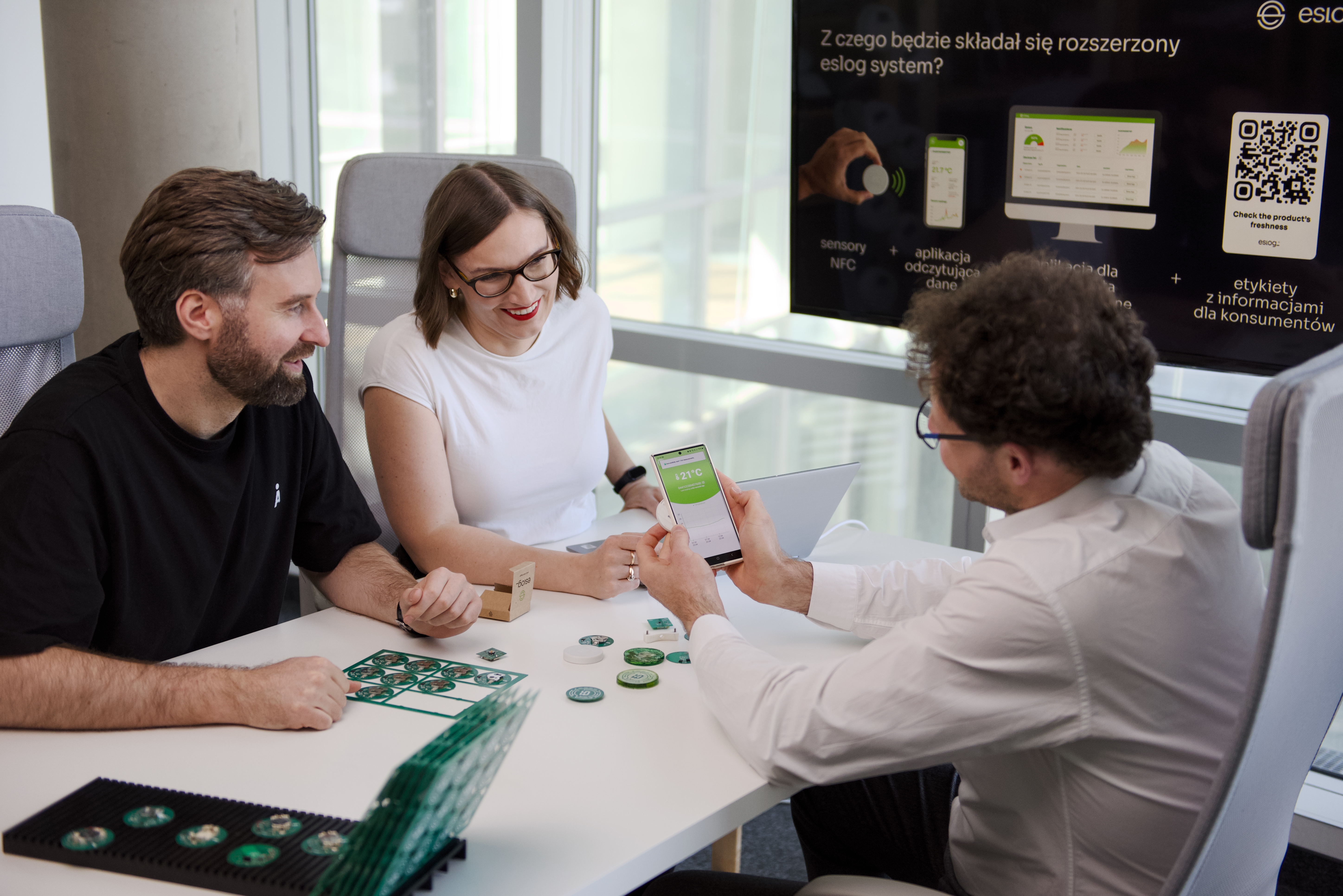 Założyciele EmbeddedSystems.do ze swoim projektem ESLOG, fot. Embedded.Systems.do