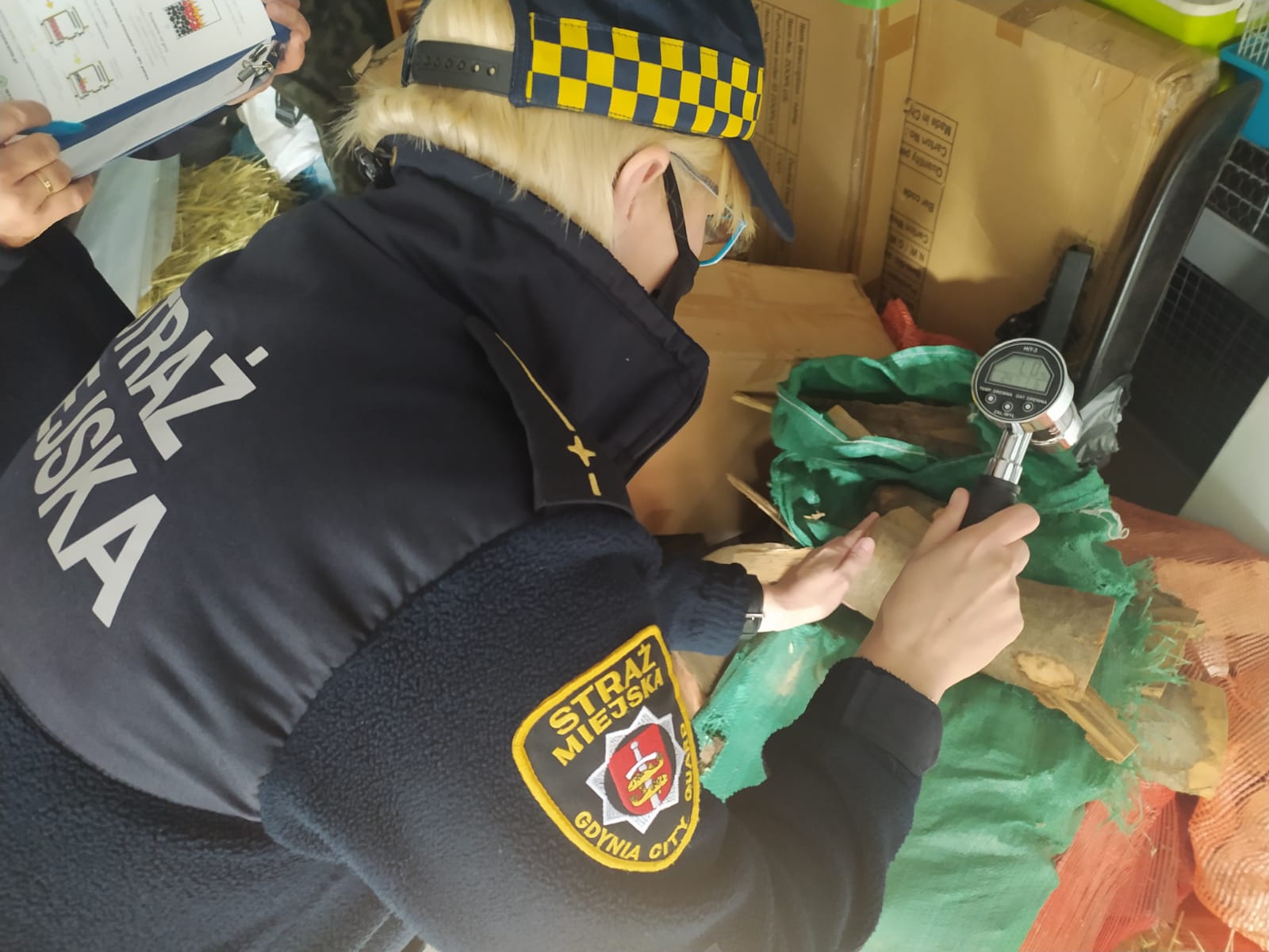 Strażnicy korzystają ze specjalnych wilgotnościomierzy, kt&oacute;re pozwalają ocenić, czy piec jest opalany wilgotnym drewnem, fot. Straż Miejska w Gdyni