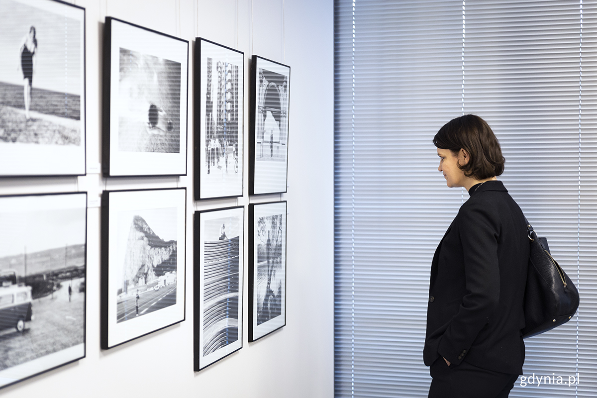 Katarzyna Gruszecka-Spychała, wiceprezydent Gdyni ds. gospodarki na wernisażu Ewy Manuszewskiej. Fot. Przemysław Kozłowski