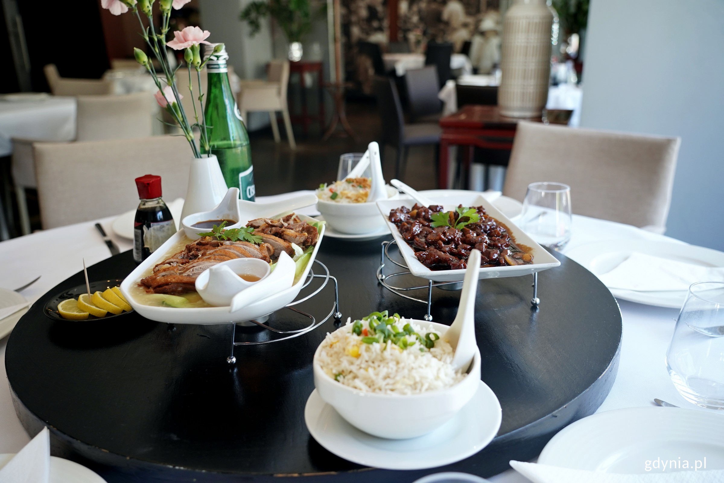 Dania serwowane na środku to znak rozpoznawczy restauracji Moon (fot. Magdalena Czernek)