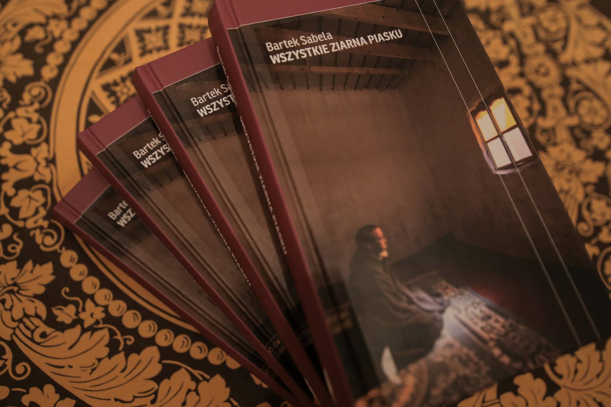 Książki "Wszystkie ziarna piasku". fot. Bartek Sabela, źr&oacute;dło: https://www.facebook.com/bartlomiejsabela/