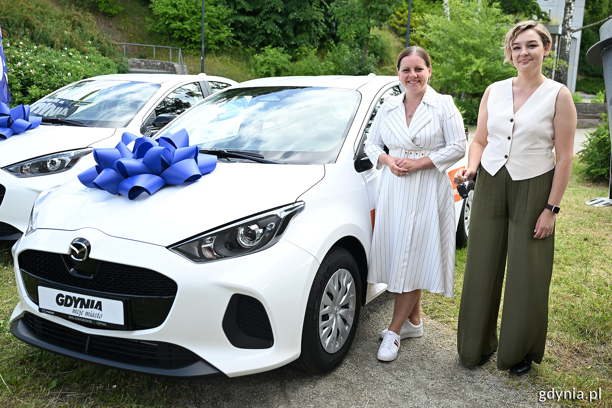Prezydent Gdyni Aleksandra Kosiorek i pani Monika, laureatka loterii &bdquo;Rozlicz PIT w Gdyni&rdquo;, przy aucie (fot. Michał Puszczewicz)