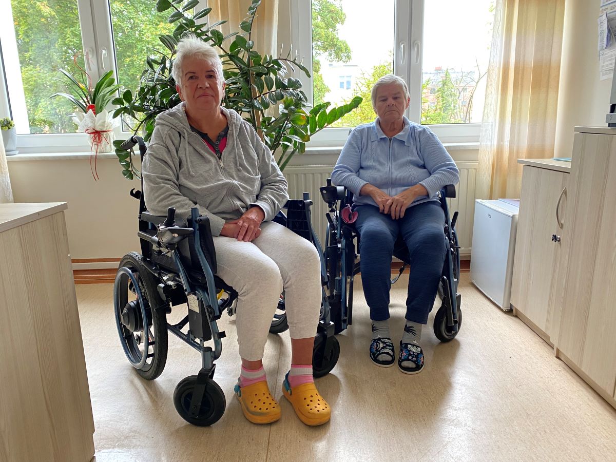 Na zdjęciu siedzące na w&oacute;zkach Pani Iwona oraz Pani Irena, podopieczne GOW przy Bosmańskiej 32 A