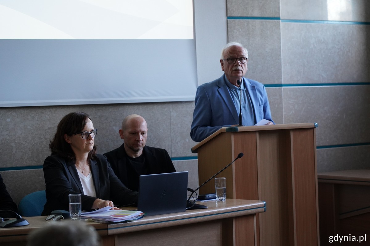 dyrektor Biura Planowania Przestrzennego Miasta Gdyni Iwona Marke&scaron;ić, kierownik I zespołu urbanistycznego Arkadiusz Zieniuk i prezes ROD &bdquo;Zielony&rdquo; Leszek Kucharek