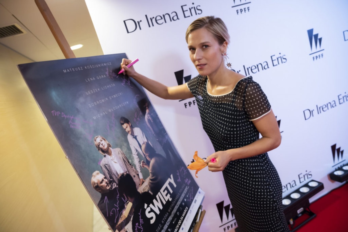Lena G&oacute;ra podpisująca plakat do filmu &bdquo;Święty&rdquo;