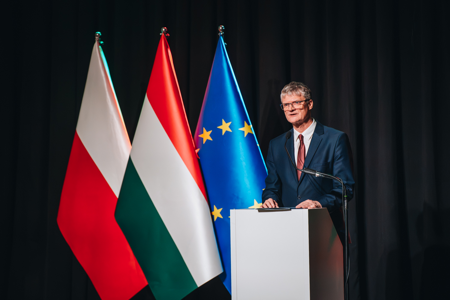 Wiceprezydent Gdyni Rafał Geremek przemawiający podczas spotkania w Europejskim Centrum Solidarności z okazji 70. rocznicy wybuchu powstania węgierskiego (fot. Rafał Mroziński/ archiwum ECS)