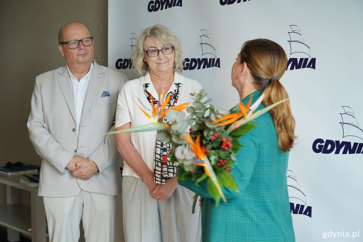 Od lewej: Jerzy Cieśliński &ndash; naczelnik Wydziału Nadzoru Właścicielskiego Urzędu Miasta Gdyni i Marzena Krefta &ndash; kierownik Referatu Sprawozdawczości w Wydziale Finans&oacute;w i Budżetu Urzędu Miasta Gdyni odbierają podziękowania od prezydent Gdyni Aleksandry Kosiorek (fot. Magdalena Śliżewska)