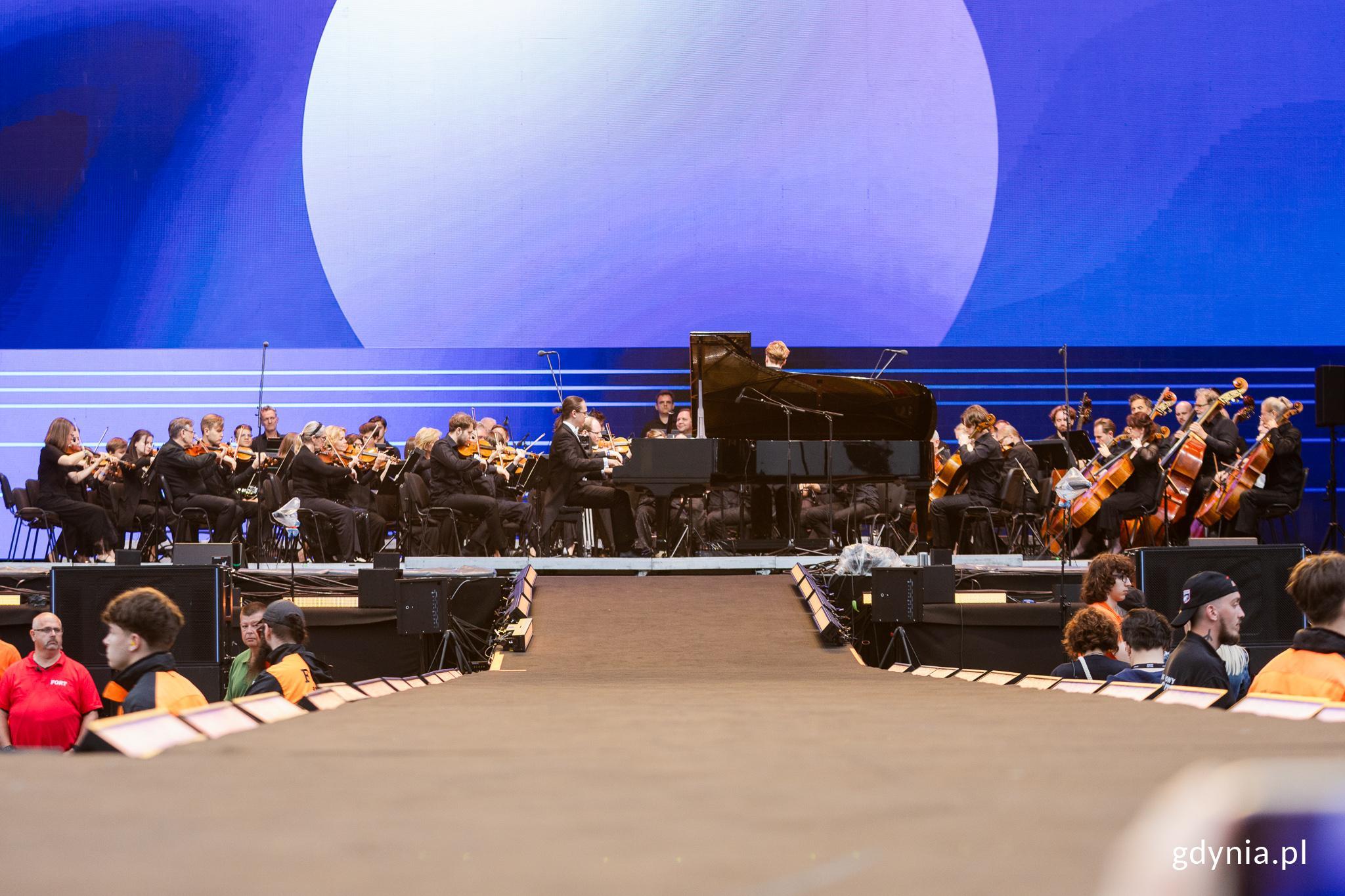 Yehuda Prokopowicz wraz z orkiestrą Sinfonia Varsovia pod kierownictwem Marty Kluczyńskiej Podczas koncertu na Orange Main Stage (fot. Karol Stańczak)
