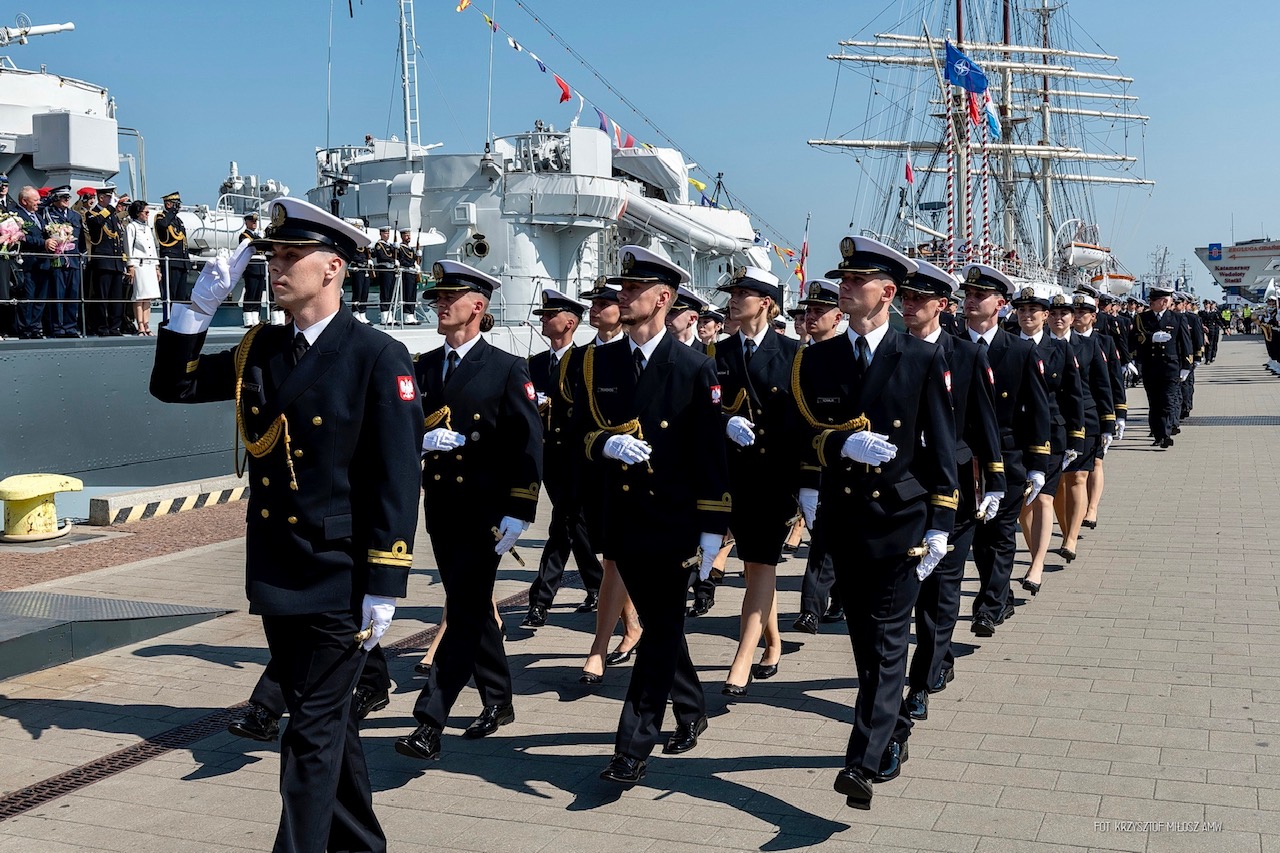 Defilada na nabrzeżu Pomorskim w Gdyni, fot. Krzysztof Miłosz / Akademia Marynarki Wojennej w Gdyni